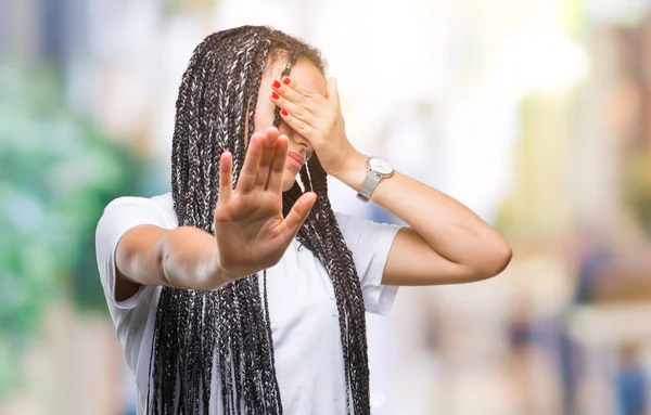 Joven Trenzado Cabello Afroamericano Chica Sobre Fondo Aislado Cubriendo Los —  Fotos de Stock