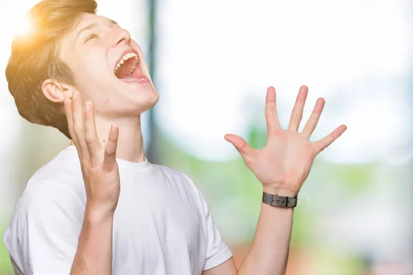 Junger Gutaussehender Mann Lässigem Weißem Shirt Vor Isoliertem Hintergrund Der — Stockfoto