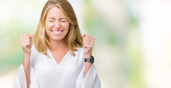 Hermosa Joven Elegante Mujer Sobre Fondo Aislado Emocionado Por Éxito — Foto de Stock