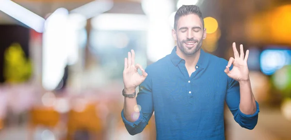 Joven Hombre Guapo Sobre Fondo Aislado Relajarse Sonreír Con Los —  Fotos de Stock