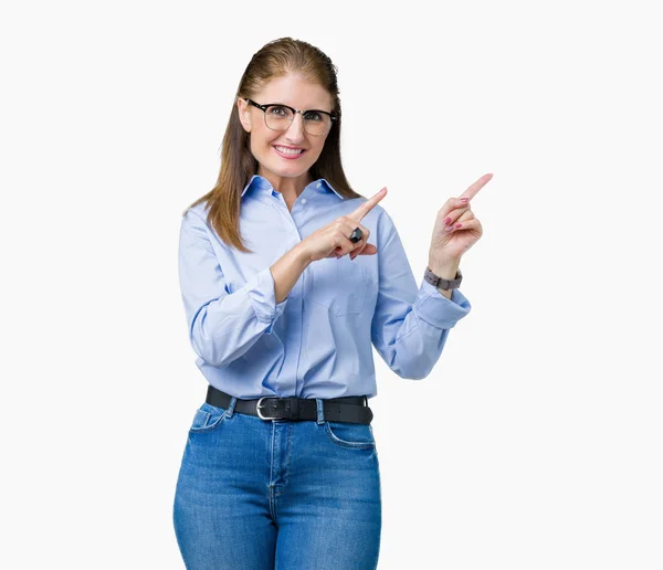 Hermosa Mujer Mediana Edad Madura Negocios Con Gafas Sobre Fondo — Foto de Stock