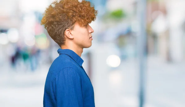 Homem Elegante Bonito Jovem Com Cabelo Afro Olhando Para Lado — Fotografia de Stock