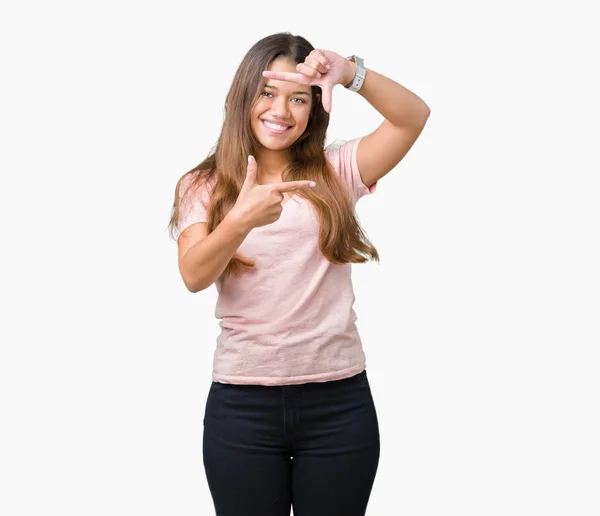 Mulher Morena Bonita Nova Vestindo Camiseta Rosa Sobre Fundo Isolado — Fotografia de Stock