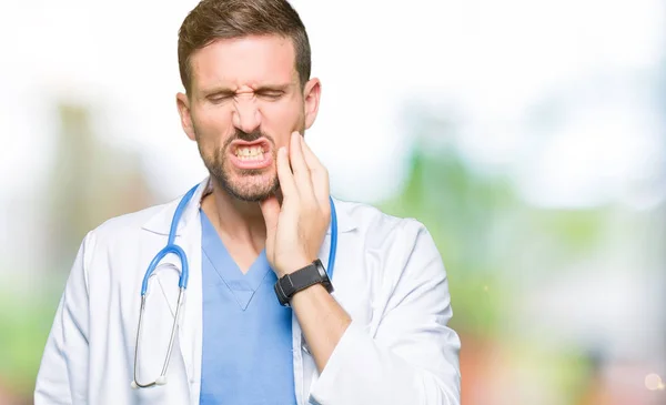 Stilig Läkare Man Bär Medicinsk Uniform Över Isolerade Bakgrund Att — Stockfoto