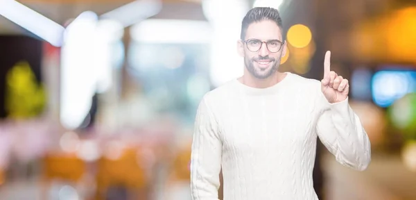 Joven Hombre Guapo Con Gafas Sobre Fondo Aislado Mostrando Apuntando —  Fotos de Stock