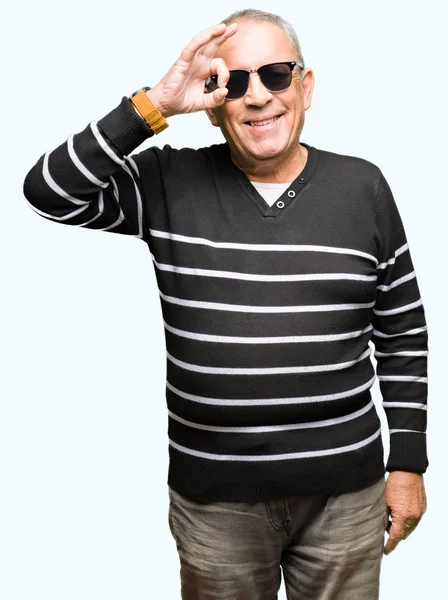 Przystojny Mężczyzna Senior Noszenia Zimą Sweter Okulary Robi Gest Rąk — Zdjęcie stockowe