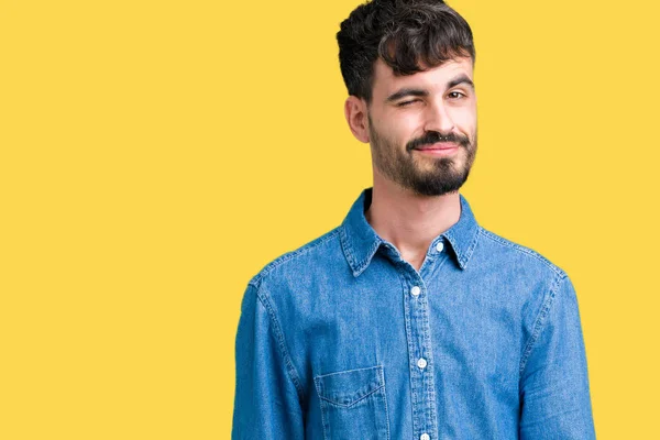 Jovem Homem Bonito Sobre Fundo Isolado Piscando Olhando Para Câmera — Fotografia de Stock