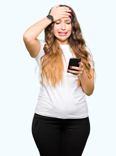 Junge Erwachsene Frau Mit Smartphone Gestresst Mit Der Hand Auf — Stockfoto