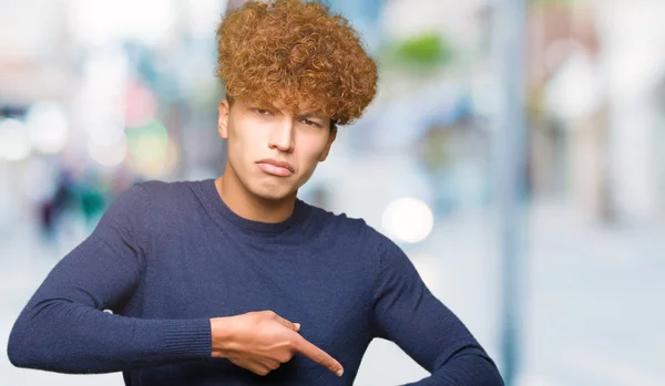 Jovem Bonito Homem Com Cabelo Afro Pressa Apontando Para Assistir — Fotografia de Stock