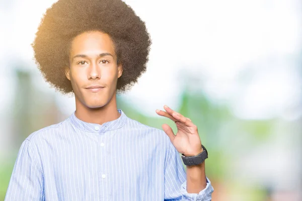 Mladý Afričan Americký Muž Afro Vlasy Gestikulující Rukama Velkými Velkými — Stock fotografie