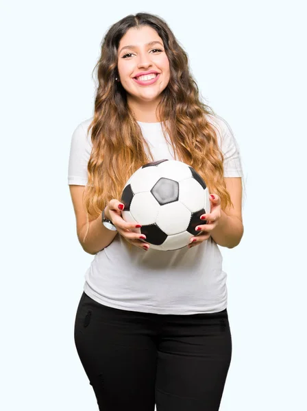 Junge Erwachsene Frau Hält Fußballball Mit Einem Glücklichen Gesicht Stehen — Stockfoto