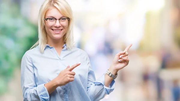 Giovane Bella Donna Affari Bionda Indossa Occhiali Sfondo Isolato Sorridente — Foto Stock