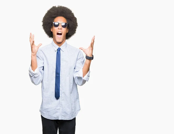 Junger Afrikanisch Amerikanischer Geschäftsmann Mit Afro Haaren Sonnenbrille Verrückt Und — Stockfoto