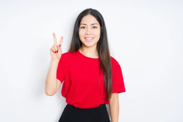 Schöne Brünette Frau Trägt Rotes Shirt Über Isoliertem Hintergrund Und — Stockfoto