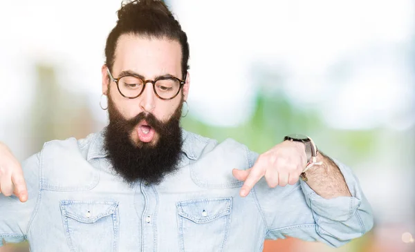 Νέοι Hipster Άνδρα Μακριά Μαλλιά Και Γένια Φορώντας Γυαλιά Κατάδειξης — Φωτογραφία Αρχείου