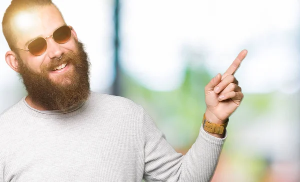 Young Hipster Man Wearing Sunglasses Big Smile Face Pointing Hand — Stock Photo, Image
