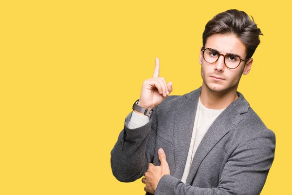 Junger Geschäftsmann Mit Brille Vor Isoliertem Hintergrund Der Mit Erhobenem — Stockfoto