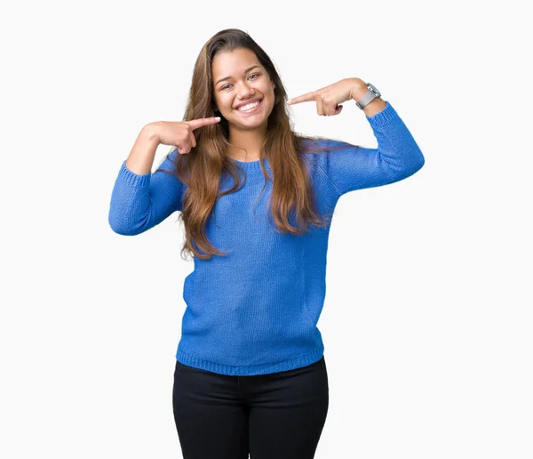 자신감 보여주는 손가락 치아와 파란색 스웨터를 — 스톡 사진