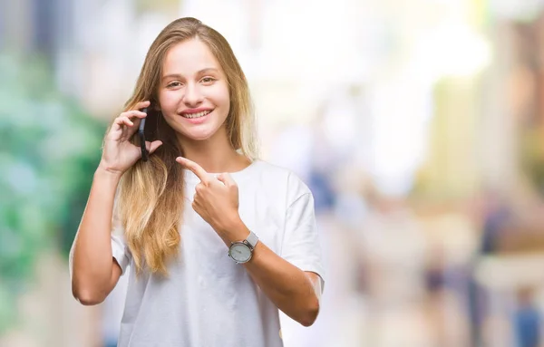 Joven Hermosa Mujer Rubia Llamando Usando Teléfono Inteligente Sobre Fondo — Foto de Stock