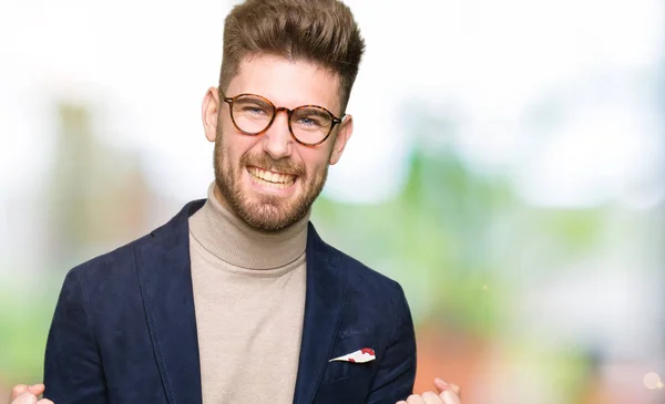 Junger Gutaussehender Geschäftsmann Mit Brille Sehr Glücklich Und Aufgeregt Macht — Stockfoto