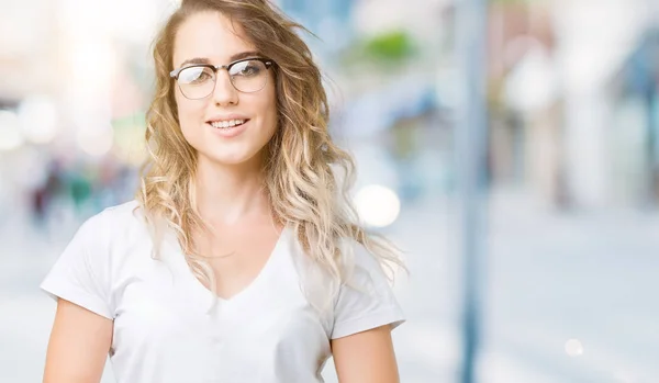 Hermosa Joven Rubia Con Gafas Sobre Fondo Aislado Las Manos — Foto de Stock