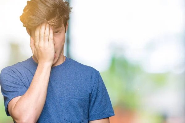 Pemuda Tampan Mengenakan Kaos Biru Atas Latar Belakang Terisolasi Yawning — Stok Foto