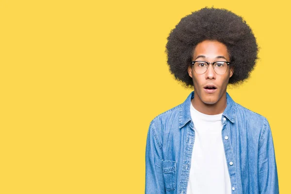 Joven Afroamericano Con Cabello Afro Usando Gafas Asustado Sorprendido Con — Foto de Stock