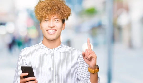 Mladý Pohledný Muž Používající Smartphone Překvapen Myšlenkou Nebo Otázkou Ukazující — Stock fotografie