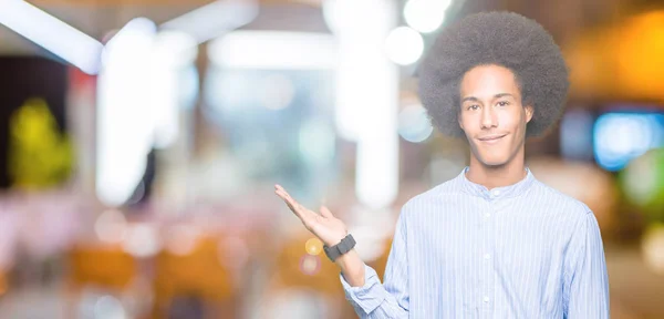 Mladý Americký Muž Afro Vlasy Úsměvem Veselá Prezentaci Polohovací Dlaň — Stock fotografie
