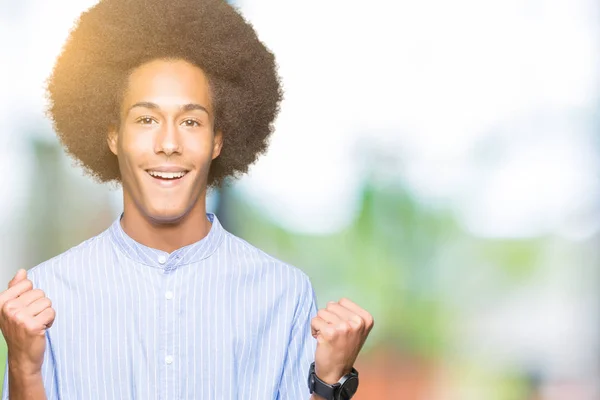 Americký Mladík Afro Vlasy Slaví Překvapen Ohromen Pro Úspěch Zvedl — Stock fotografie