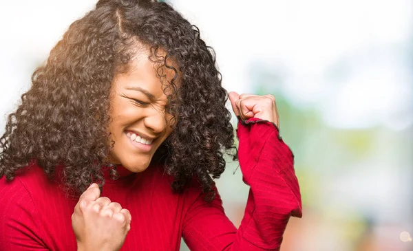 Jeune Belle Femme Aux Cheveux Bouclés Très Heureuse Excitée Faisant — Photo