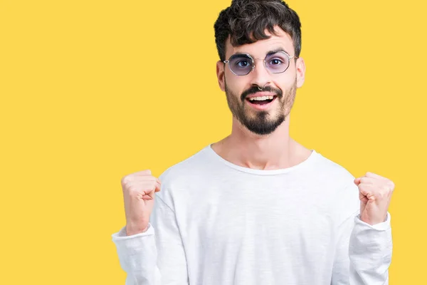 Ung Vacker Man Bär Solglasögon Över Isolerade Bakgrund Firar Överraskad — Stockfoto