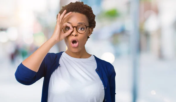 Jovem Bela Mulher Afro Americana Vestindo Óculos Sobre Fundo Isolado — Fotografia de Stock