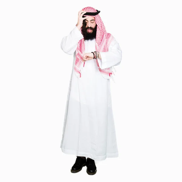 Арабский Бизнесмен Длинными Волосами Одетый Традиционный Шарф Кеффийе Смотрит Часы — стоковое фото