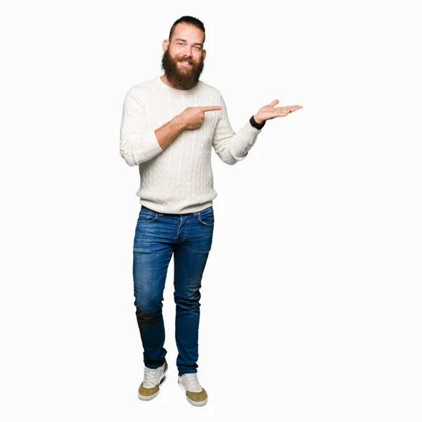 Joven Hombre Hipster Con Suéter Invierno Sorprendido Sonriendo Cámara Mientras —  Fotos de Stock