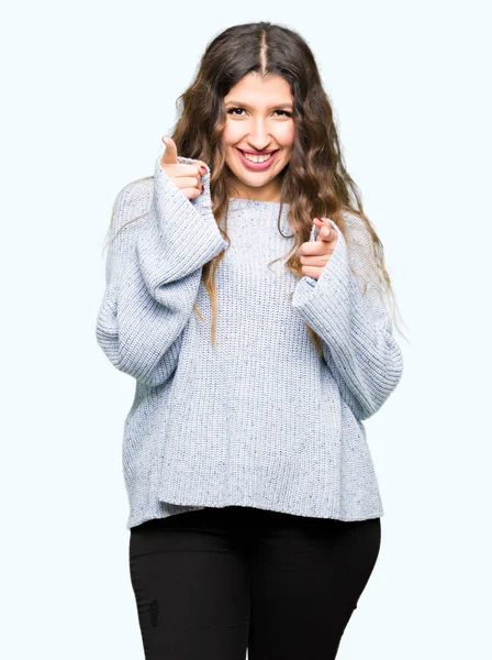 Mujer Hermosa Joven Con Suéter Invierno Señalando Los Dedos Cámara —  Fotos de Stock