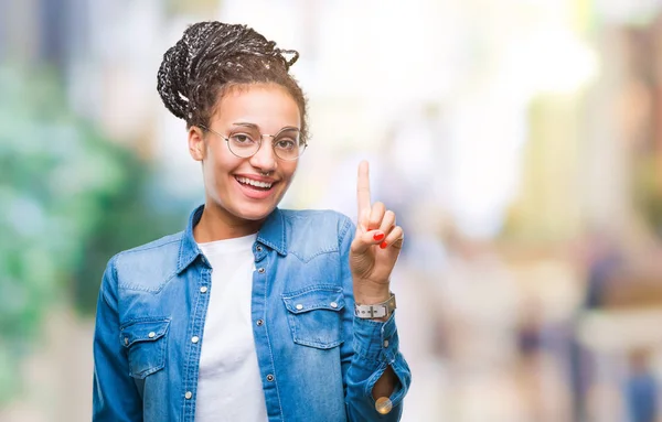 Jovem Trançado Cabelo Afro Americano Menina Vestindo Óculos Sobre Fundo — Fotografia de Stock