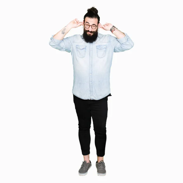 Jeune Homme Hipster Aux Cheveux Longs Barbe Portant Des Lunettes — Photo