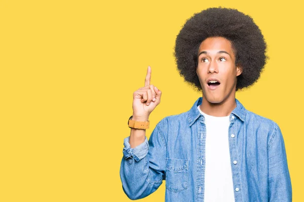 Młody Człowiek African American Afro Włosów Wskazując Palcem Udany Pomysł — Zdjęcie stockowe