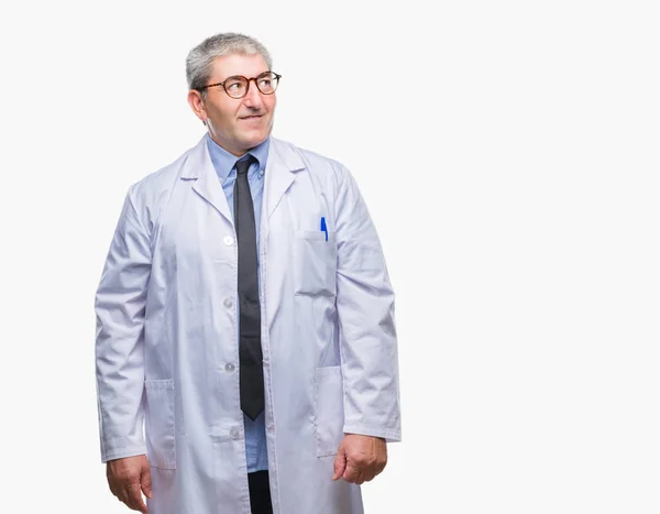 Bello Dottore Anziano Scienziato Professionista Che Indossa Cappotto Bianco Sfondo — Foto Stock