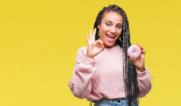 Giovane Ragazza Afroamericana Mangiare Ciambella Rosa Sfondo Isolato Facendo Segno — Foto Stock