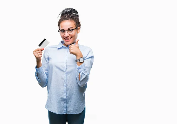 Chica Afroamericana Joven Sosteniendo Tarjeta Crédito Sobre Fondo Aislado Feliz — Foto de Stock