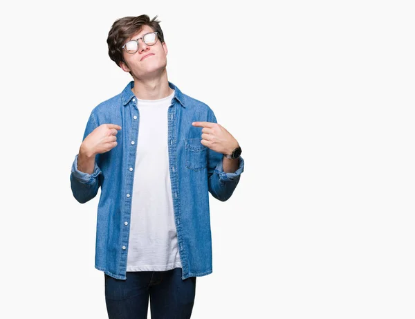 Junger Gutaussehender Mann Mit Brille Vor Isoliertem Hintergrund Sieht Selbstbewusst — Stockfoto