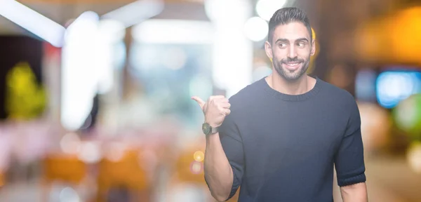 Joven Hombre Guapo Usando Suéter Sobre Fondo Aislado Sonriendo Con —  Fotos de Stock