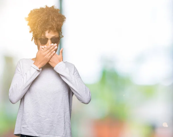 Bella Giovane Donna Afroamericana Che Indossa Occhiali Sole Sfondo Isolato — Foto Stock