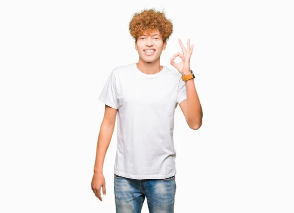 Jeune Homme Beau Aux Cheveux Afro Portant Shirt Blanc Décontracté — Photo