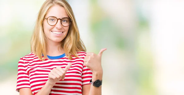 Hermosa Joven Con Gafas Sobre Fondo Aislado Apuntando Hacia Atrás —  Fotos de Stock