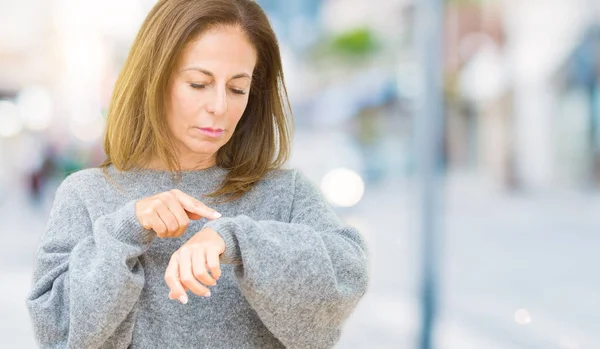 Hermosa Mujer Mediana Edad Con Suéter Invierno Sobre Fondo Aislado — Foto de Stock