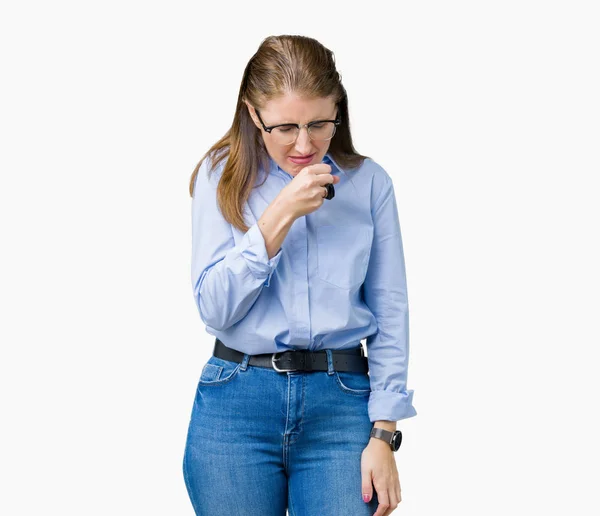 美しい中年成熟したビジネス女性が体調不良や風邪や気管支炎の症状として咳を感じて孤立の背景にメガネを着用します ヘルスケアの概念 — ストック写真