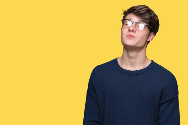 Joven Hombre Guapo Con Gafas Sobre Fondo Aislado Sonriendo Mirando — Foto de Stock